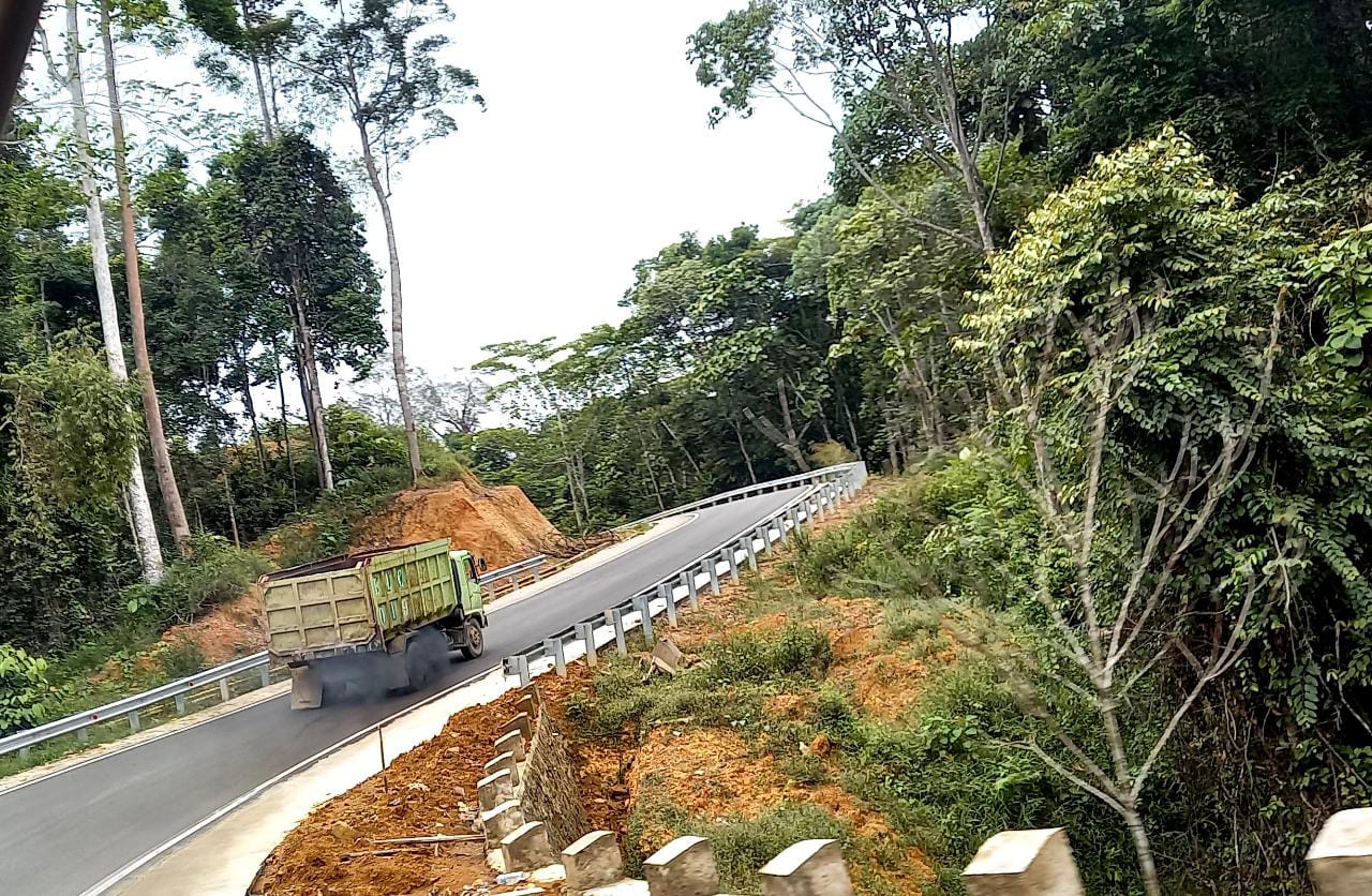 Perbaikan jalan longsor pada ruas Jalan Sekatak Buji-Malinau (foto: dok)