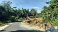 Perbaikan jalan longsor pada ruas Jalan Sekatak Buji-Malinau (foto: dok)
