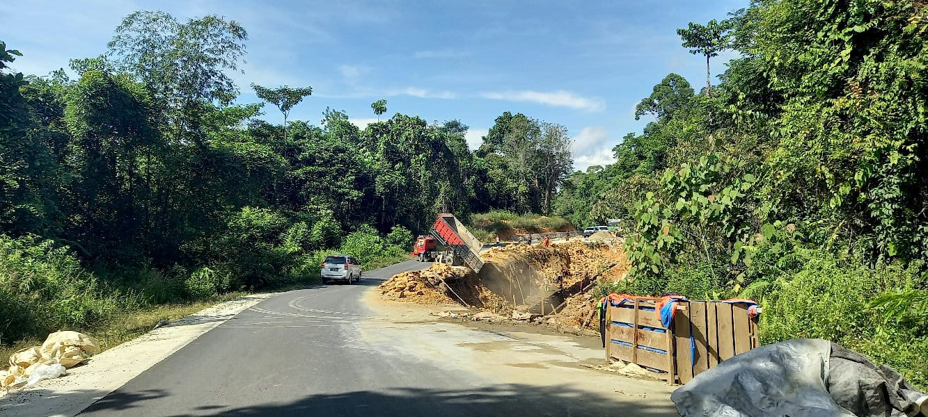 IMG-20220423-WA0036 Perbaikan jalan longsor pada ruas Jalan Sekatak Buji-Malinau (foto: dok)