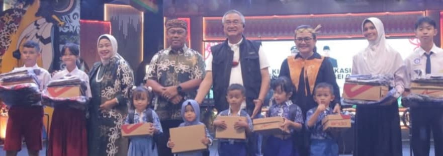 Wajib Belajar Malinau Maju. Bupati Malinau Wempi W Mawa menyerahkan secara simbolis bantuan perlengkapan sekolah kepada pelajar dalam program Wajib Belajar Malinau Maju 2025 di Panggung Budaya Padan Liu’ Burung, Jumat (24/10/2025) malam.