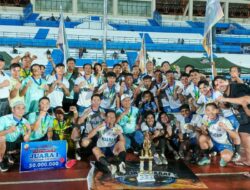 Para pemain Kesebelasan Malinau Barat merayakan kemenangan usai menundukkan Kayan Hulu dengan skor 2–0 pada laga final Turnamen Sepak Bola Antar Kecamatan.