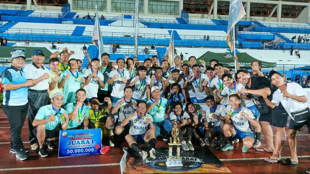 Para pemain Kesebelasan Malinau Barat merayakan kemenangan usai menundukkan Kayan Hulu dengan skor 2–0 pada laga final Turnamen Sepak Bola Antar Kecamatan.