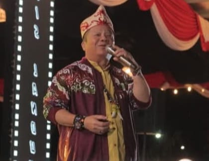 Penyanyi asal Malaysia, Francis Landong, tampil memukau di Panggung Budaya Padan Liu’ Burung dengan mengenakan jaket batik khas Malinau dalam perayaan HUT ke-26 dan Festival IRAU ke-11 Kabupaten Malinau, Jumat (24/10/2025) malam.