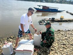 Personel Satgas Pamtas RI–Malaysia Yonarmed 4/Parahyangan saat mengamankan ratusan botol dan kaleng Miras ilegal hasil sitaan di Pelabuhan Batu Majang, Kecamatan Long Bagun.