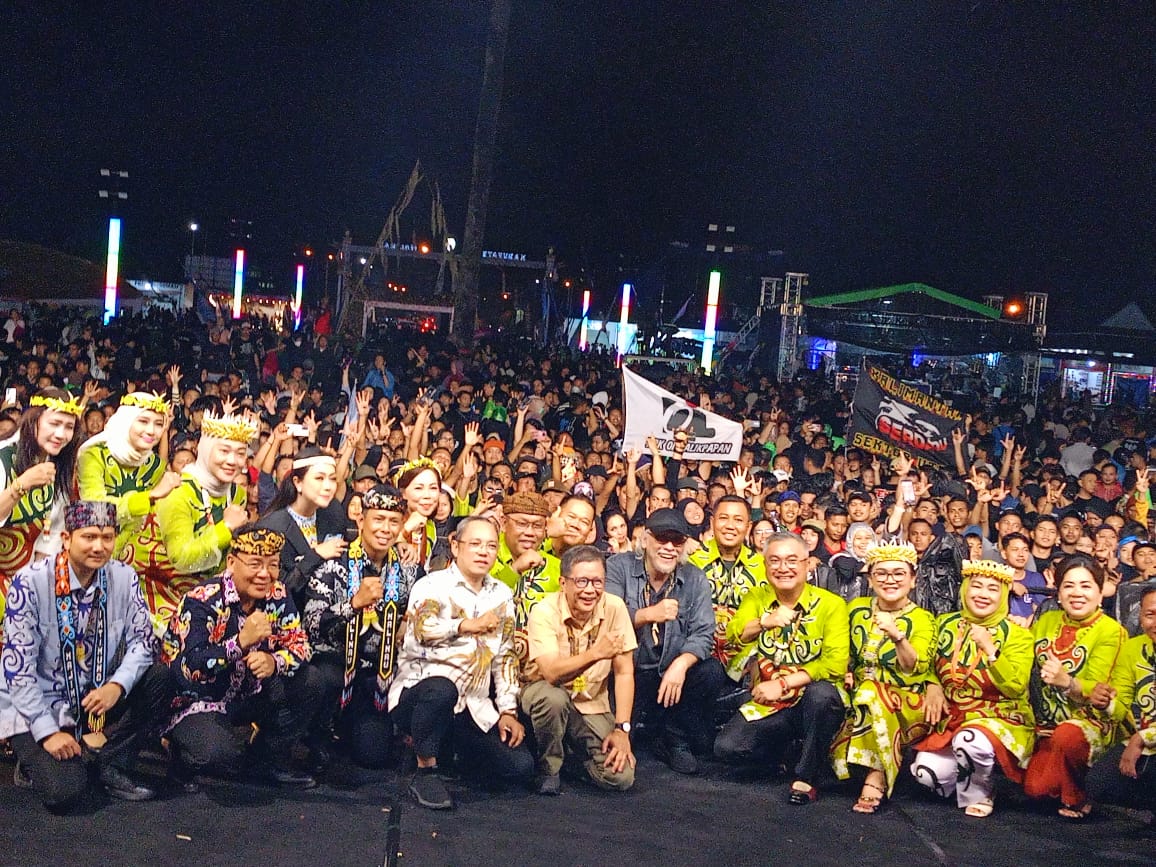Penutupan Festival IRAU ke-11 Malinau. Suasana haru dan meriah di malam penutupan IRAU ke-11 dan HUT ke-26 Kabupaten Malinau yang dipusatkan di Panggung Padan Liu’ Burung.