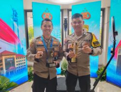 Bripka Rudi (kanan), Bhabinkamtibmas Polsek Kayan Hulu Polres Malinau, menerima Penghargaan Hoegeng Corner 2025 kategori Polisi Tapal Batas/Pedalaman dari Kapolri dalam kegiatan Rakorbin SDM Polri di Jakarta, Rabu (29/10). Penghargaan ini menjadi bentuk apresiasi atas dedikasi dan pengabdiannya di wilayah pedalaman Kabupaten Malinau.