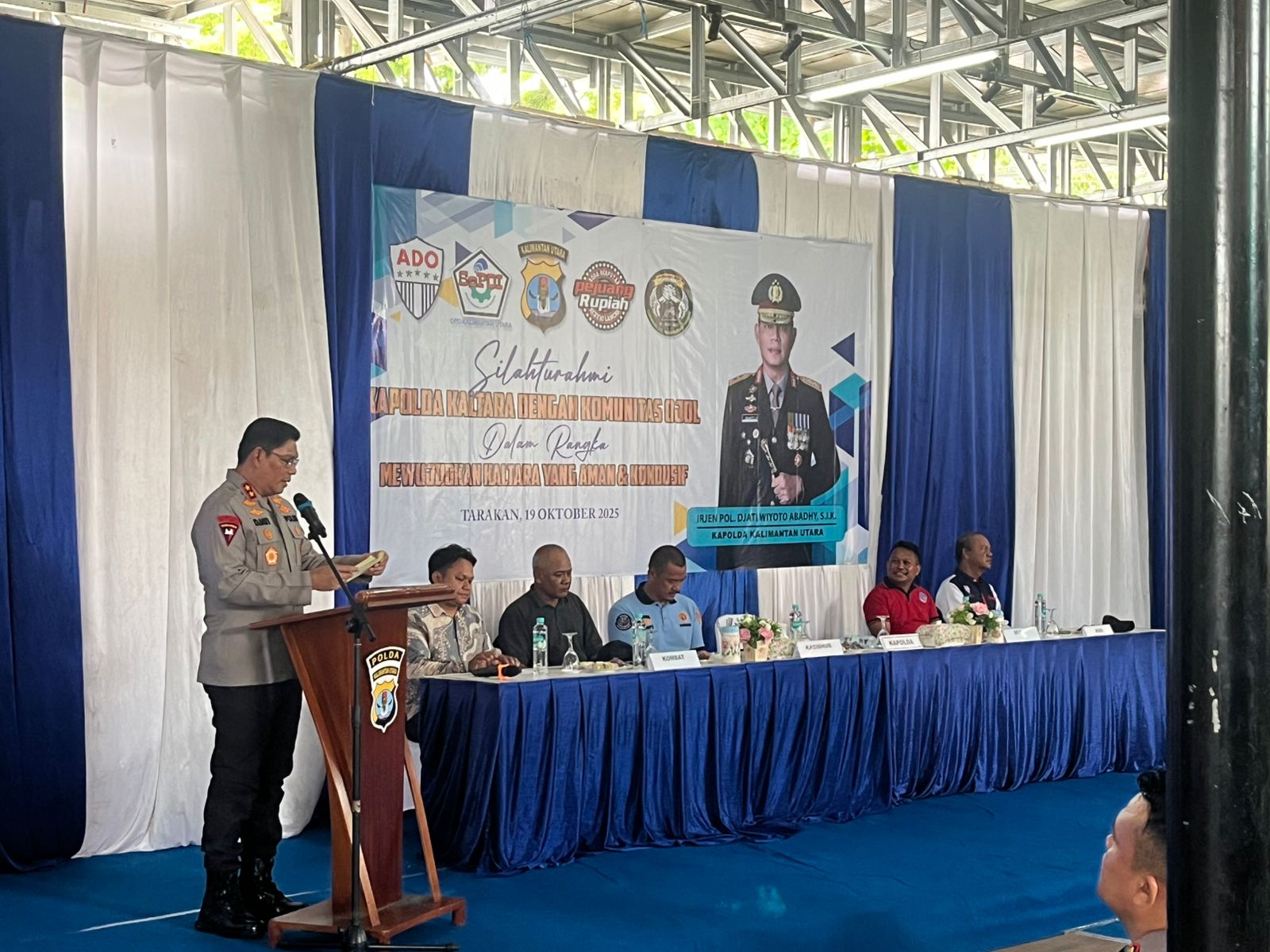WhatsApp Image 2025-10-19 at 13.19.26 Kapolda dalam kegiatan silaturahmi bersama komunitas Asosiasi Driver Ojek Online (ADO) Kaltara di Pondok Lesehan, Kota Tarakan, Minggu (19/10/2025)