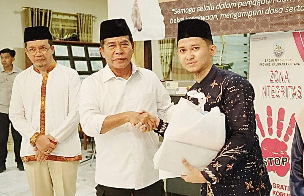 Gubernur Zainal. Gubernur Kaltara Dr. H. Zainal A. Paliwang melepas secara resmi jamaah umrah penerima penghargaan bidang keagamaan di Bandara Juwata Tarakan, Sabtu (1/11).