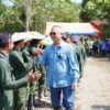 Bupati Wempi. Bupati Malinau, Wempi W. Mawa, berinteraksi dengan petani lokal sebagai bentuk dukungan terhadap program penguatan pertanian dan pemberdayaan masyarakat desa.