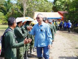 Bupati Wempi. Bupati Malinau, Wempi W. Mawa, berinteraksi dengan petani lokal sebagai bentuk dukungan terhadap program penguatan pertanian dan pemberdayaan masyarakat desa.
