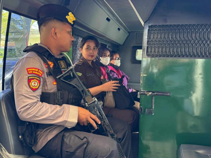 Kasus kredit fiktif. Tiga tersangka kasus dugaan korupsi penyaluran KUR di salah satu bank BUMN di Kota Tarakan digiring ke Lapas Kelas IIA Tarakan usai menjalani pemeriksaan di Kejaksaan Negeri Tarakan.(Foto: Istimewa).