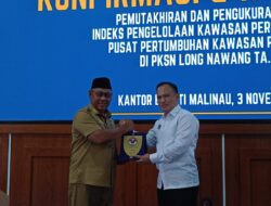 PKSN Long Nawang. Wakil Bupati Jakaria menerima cenderamata dari Asisten Deputi Potensi Kawasan Perbatasan BNPP, Brigjen TNI Topri Daeng Balaw, S.I.P., usai membuka kegiatan Konfirmasi dan Koordinasi Pemutakhiran serta Pengukuran Kinerja Indeks Pengelolaan Kawasan Perbatasan (IPKP) di ruang Laga Feratu.