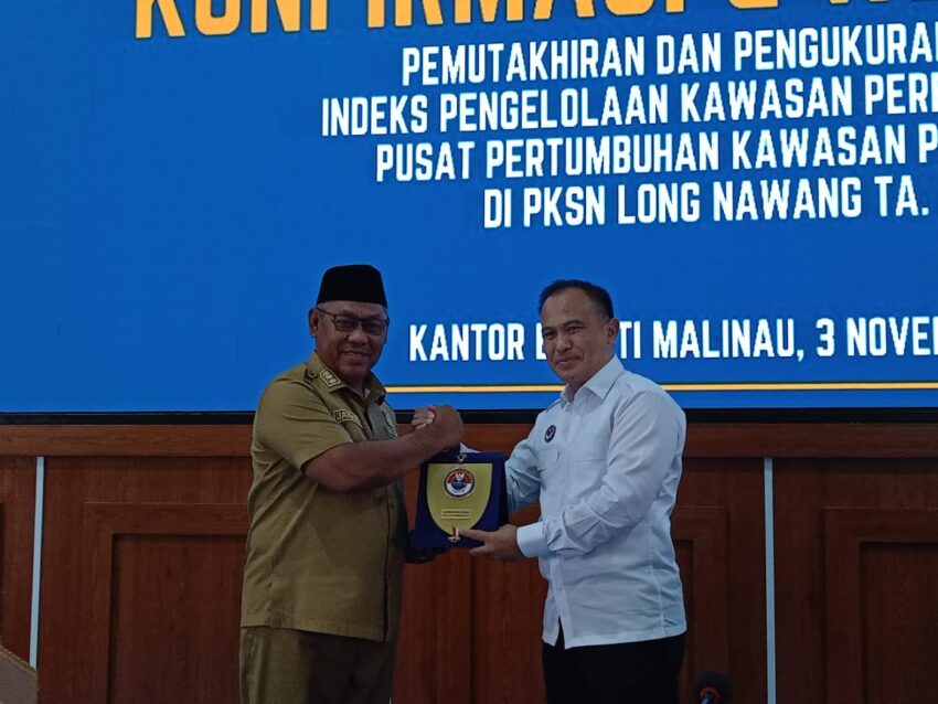 Wakil Bupati Jakaria menerima cenderamata dari Asisten Deputi Potensi Kawasan Perbatasan BNPP, Brigjen TNI Topri Daeng Balaw, S.I.P., usai membuka kegiatan Konfirmasi dan Koordinasi Pemutakhiran serta Pengukuran Kinerja Indeks Pengelolaan Kawasan Perbatasan (IPKP) di ruang Laga Feratu.