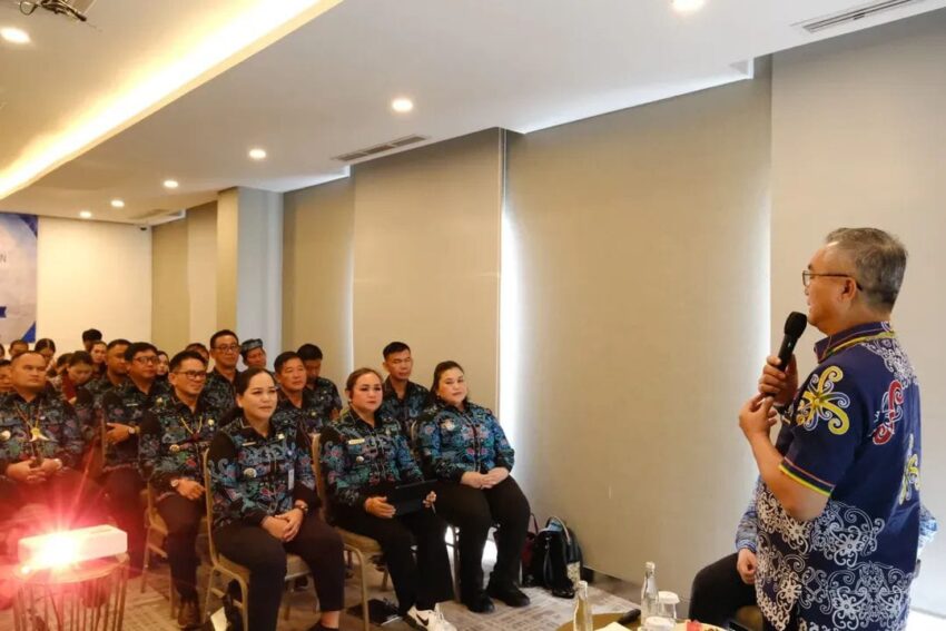 Pemkab Malinau. Bupati Malinau Wempi W. Mawa saat memaparkan strategi pembangunan daerah dalam Bimtek Penguatan Kapasitas Camat di Jakarta. Ia menegaskan perlunya strategi cerdas dalam membangun wilayah Malinau yang luas namun berpenduduk sedikit.