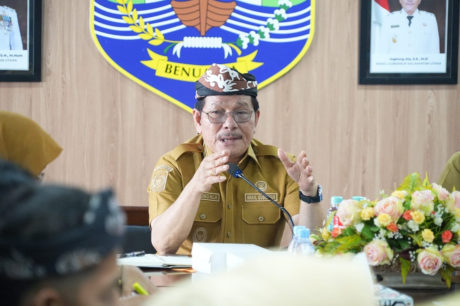 Wakil Gubernur Kaltara, Ingkong Ala, S.E., M.Si., saat memimpin rapat pembahasan penataan Barang Milik Daerah (BMD) di Ruang Rapat Wakil Gubernur, Senin (29/9).