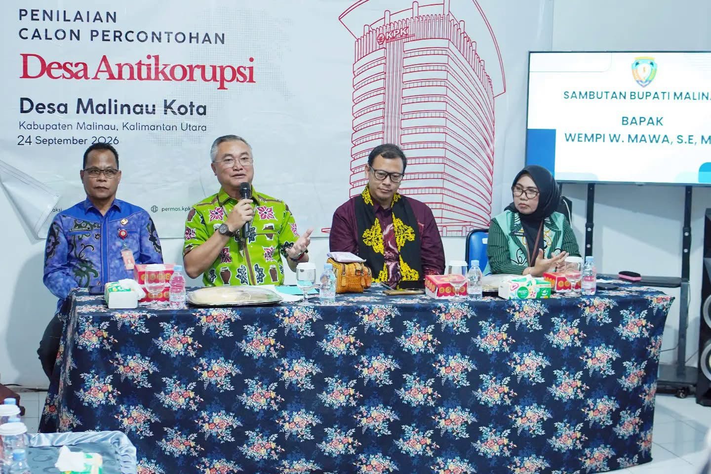 Bupati Malinau Wempi W. Mawa bersama Tim KPK RI saat pelaksanaan penilaian Desa Malinau Kota sebagai calon Desa Antikorupsi, Kamis (24/9/2026).