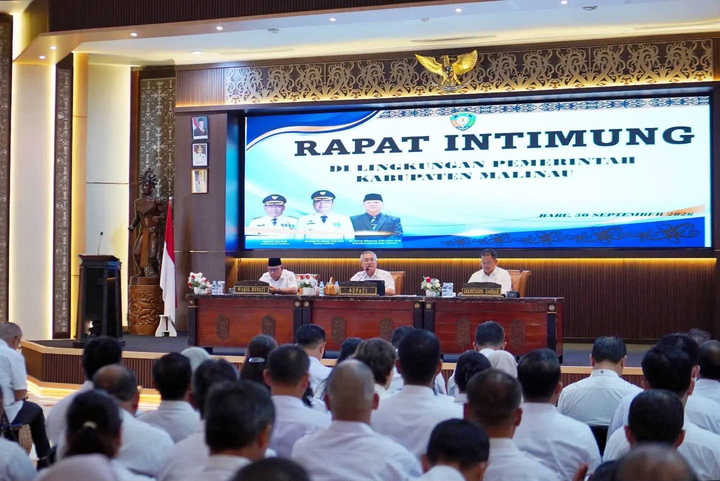 Bupati Malinau Wempi W. Mawa, S.E., M.H. saat memimpin Rapat Intimung bersama seluruh kepala OPD dan jajaran Pemkab Malinau di Ruang Pertemuan Laga Feratu, Rabu (30/9/2026).