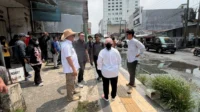 Tinjau lokasi genangan di Jalan Gajahmada, Kelurahan Karang Anyar Pantai, Tarakan, Ketua Komisi III DPRD Tarakan Randy Ramadhana Erdian bersama jajaran DPUPR Tarakan melihat kondisi drainase yang diduga tersumbat, Kamis (15/10/2026).
